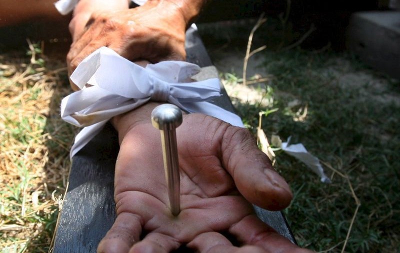 Saudit vinovat de crimă, decapitat şi crucificat 