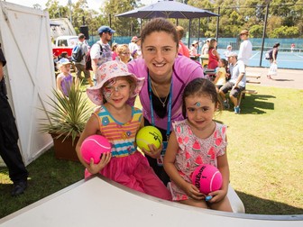 Irina Begu a rămas doar cu momentele dinaintea turneului, când s-a jucat cu copiii