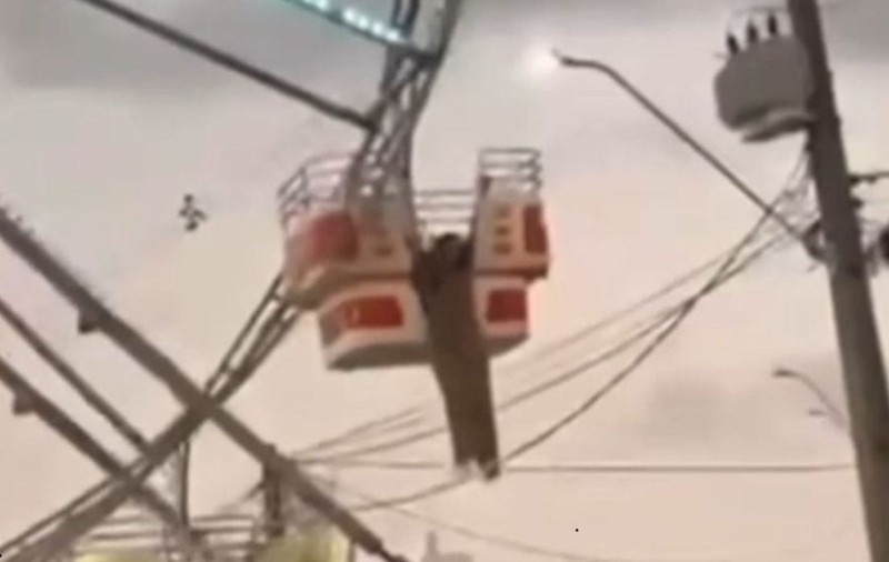 O femeie a stat agățată de roata uriașă la 30 de metri, strigând după ajutor: „Am să mor”