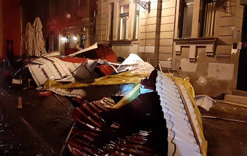 Furtună violentă în Timișoara. Mai multe acoperișuri, fire de curent și copaci, smulși de vântul puternic / VIDEO
