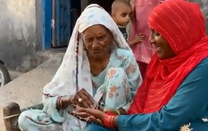 O indiancă a mers prima oară la școală la 92 de ani. Filmarea cu străbunica Salima numărând de la 1 la 100 a devenit virală