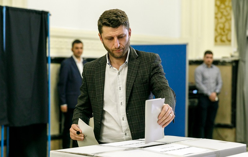 Românii din străinătate se pot preînregistra pe un site al AEP ca să voteze la prezidențiale