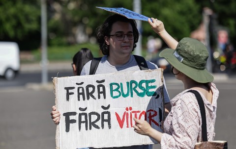 După ce a tăiat bursele elevilor, Ministerul Educației publică un studiu ale cărui concluzii contrazic toate măsurile pe care le-a adoptat