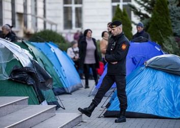 Protestatarii au instalat corturi în fața birourilor procurorului general. FOTO: EPA