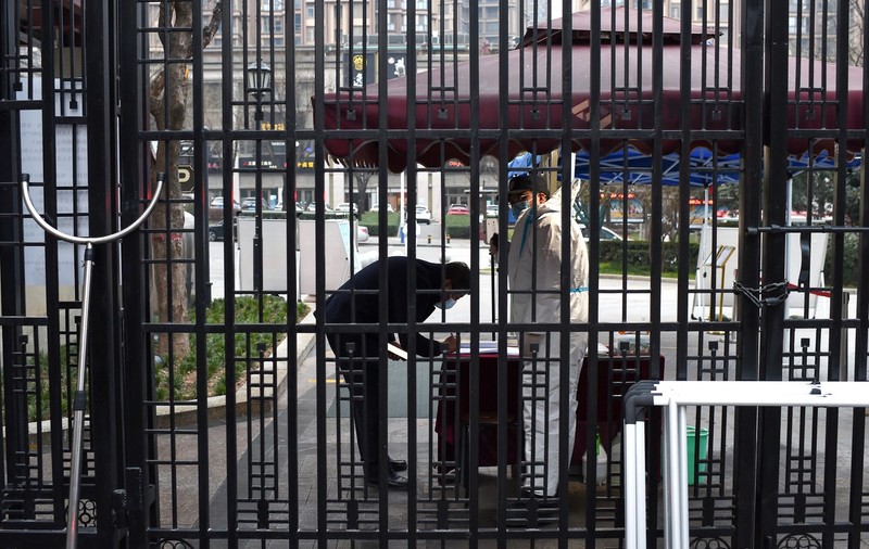 China anunță un număr record de cazuri de COVID pentru ultimele 21 de luni. Restricțiile, înăsprite într-un oraș deja carantinat