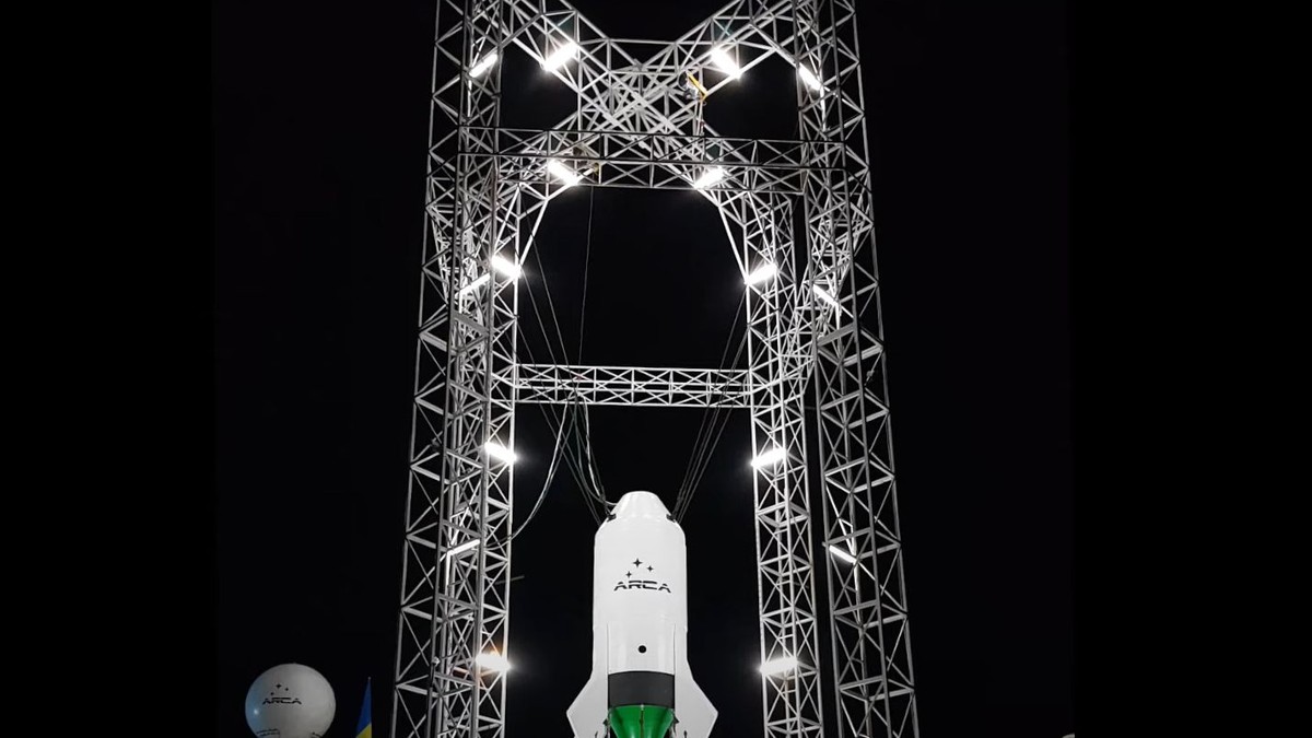 O organizație din România vrea să trimită un satelit în spațiu în luna iunie. Racheta va fi lansată din Marea Neagră. Racheta construită de ARCA, gata de lansare, fotografiată noaptea