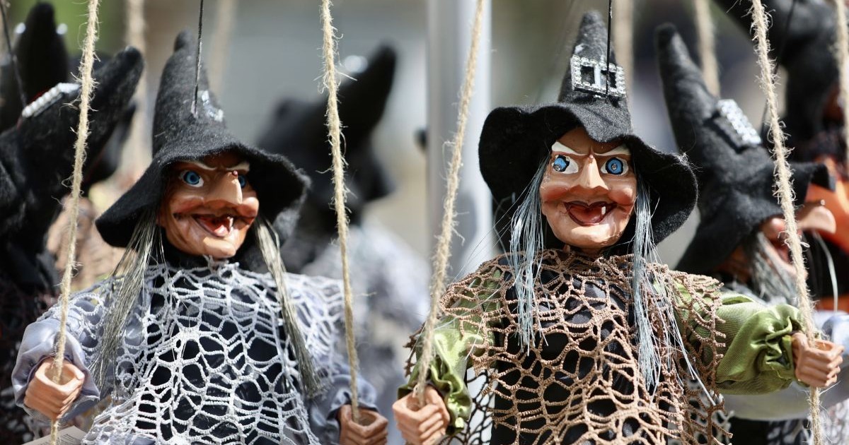 Două figurine de vrăjitoare se dau în leagăn, aprilie 2025