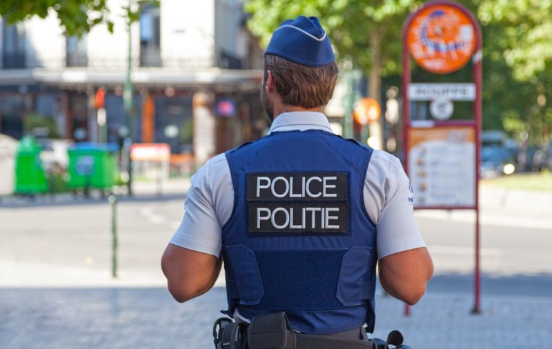 Un bărbat a încercat să lovească cu mașina patru polițiști, în Bruxelles. Suspectul, deja cunoscut autorităților, a fost reținut pe loc