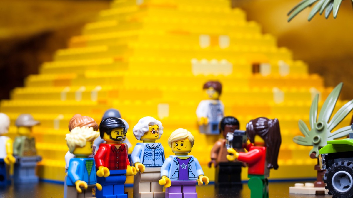 Cine a inventat Lego - Imagine cu mai multe figurine Lego, la baza unei piramide Lego