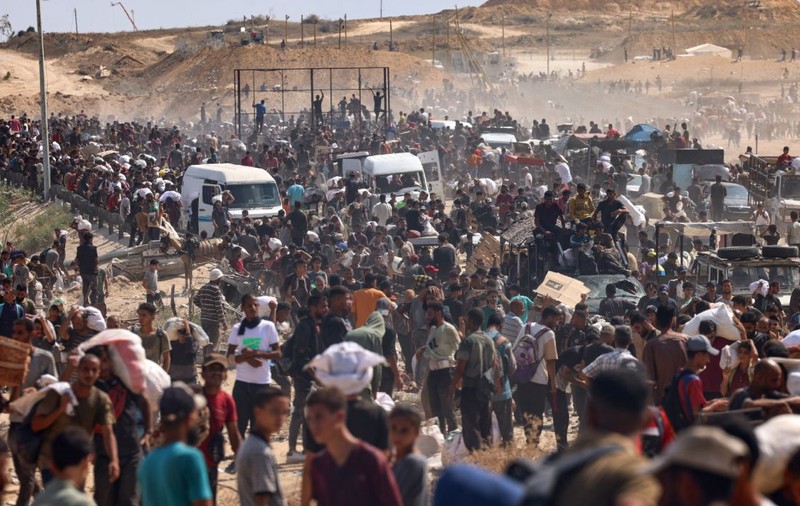 Zeci de morți în Fâșia Gaza după ce un camion cu mâncare și ajutoare s-a răsturnat peste oamenii flămânzi