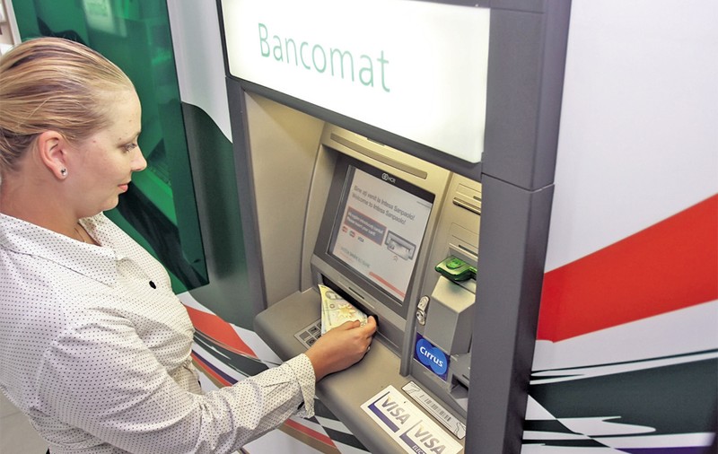 Atenţie! Folosiţi cât mai rar bancomatul! Banca ne «papă» 800 de lei pe an doar din comisioane