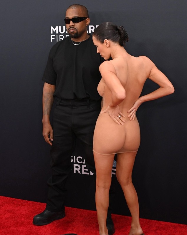 Julia Fox a copiat-o pe Bianca Censori și a apărut la Oscar 2025 într-o rochie transparentă, fără lenjerie intimă. Legătura ei cu Kanye West