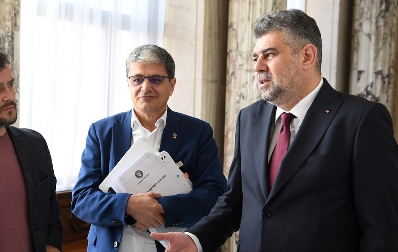 Toate taxele care ar putea crește în 2025. Scumpiri pe bandă, din cauza pomenilor guvernamentale