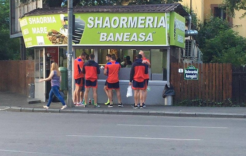Rugby. România - Namibia (ora 20.00, Dolce 2). Viață de sportiv: șaorma și țigări pentru tricolori, ”meniul” înainte de testul cu Namibia / GALERIE FOTO