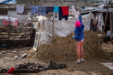 Andra ajută la strânsul rufelor de pe sârmă