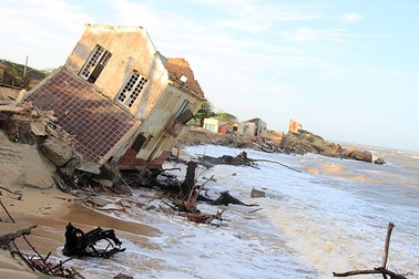 Pe măsură ce apa mării erodează plaja, clădirile devin instabile și în cele din urmă se prăbușesc | Foto: worldabandoned.com