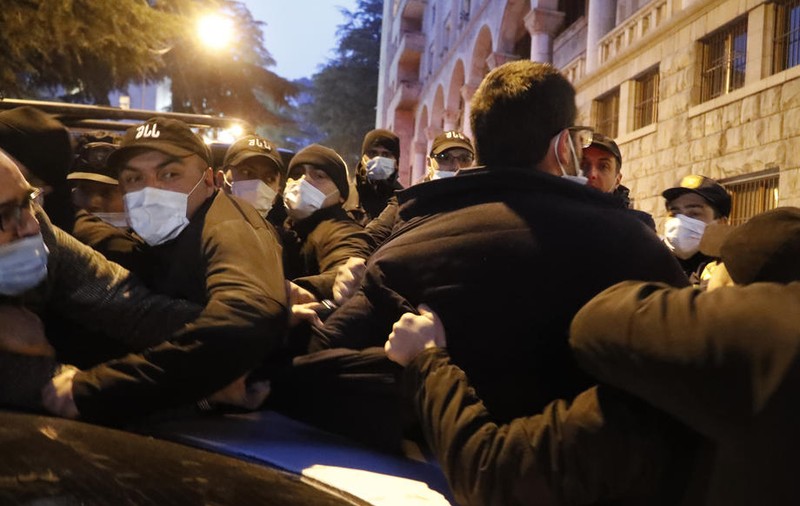 Zeci de arestări în Georgia, în urma protestelor opoziției, care cere alegeri anticipate