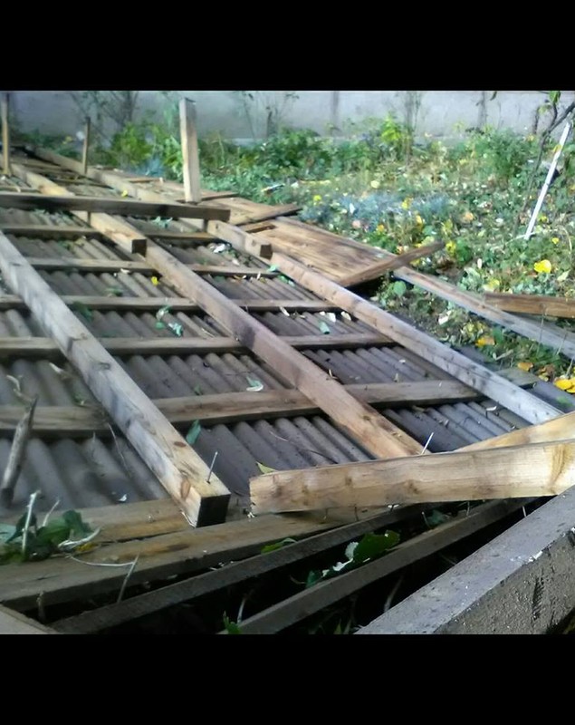 Acoperișurile mai multor blocuri din Satu Mare, smulse de vântul puternic. Vijelia a distrus și acoperișul unei biserici / FOTO