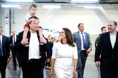 Elon Musk alături de unul dintre cei 11 copii ai săi