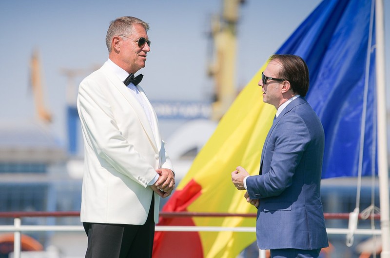 Iohannis și Cîțu discută după ce au coborât de pe nava „Mureș”, care i-a găzduit la ceremonia de Ziua Marinei | Foto: Administratia Prezidentiala