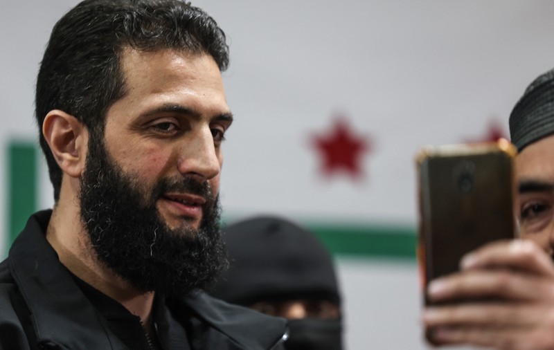 Abu Muhammad Al-Jolani, liderul rebel care conduce lupta împotriva lui Bashar Al-Assad. A crescut în Al-Qaeda și și-a fondat propria armată