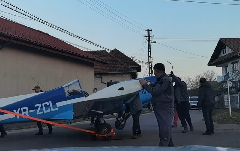 VIDEO | Un avion de antrenament a aterizat forțat pe un câmp din Hunedoara din cauza unei defecțiuni la motor