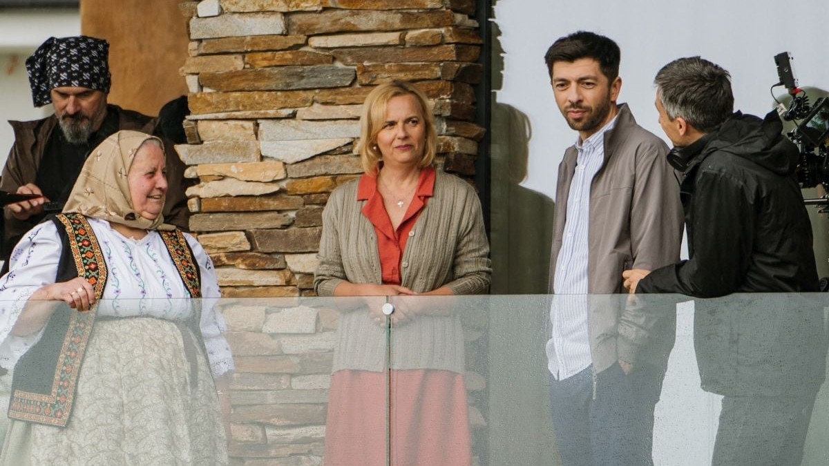 Bunica din Chinteni și Mircea Bravo la filmările pentru filmul „Băiat de milioane” | Foto: PR