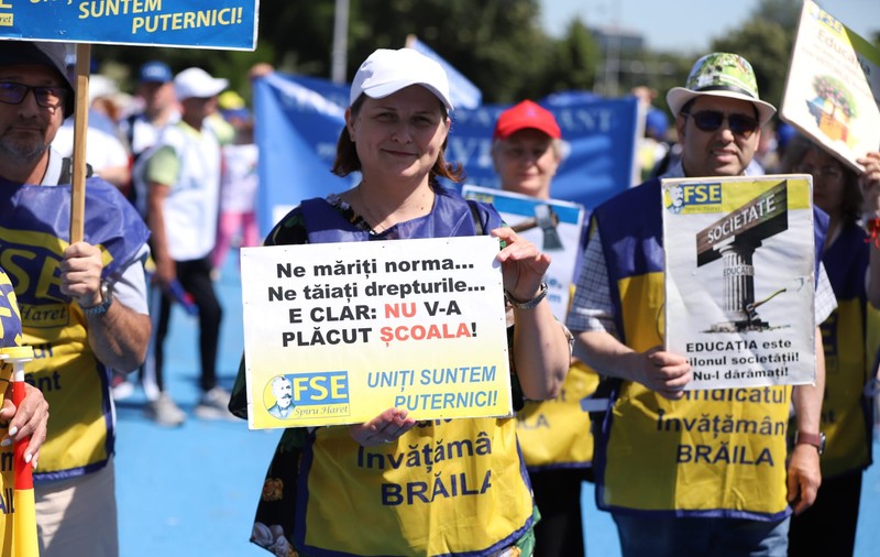 Profesorii ies în stradă și cer anularea măsurilor de austeritate: cadrele didactice cu experiență vor părăsi învățământul, dacă legea salarizării nu se schimbă