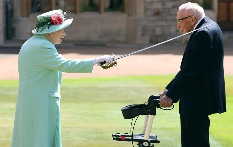 Regina Elisabeta l-a făcut cavaler pe căpitanul Tom Moore. Veteranul a strâns peste 30 de milioane de lire sterline pentru sistemul medical britanic