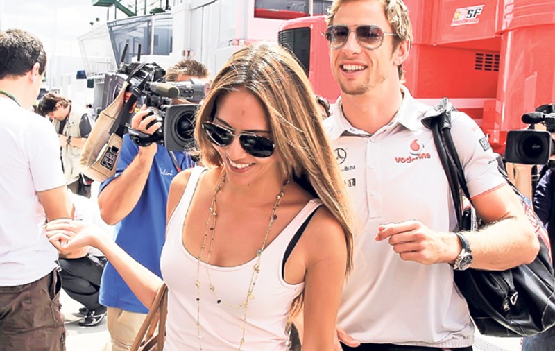 Cum îl răsplăteşti, Jessica? Iubita lui Jenson Button, câştigătorul de ieri al MP al Australiei, are de ce să fie mândră