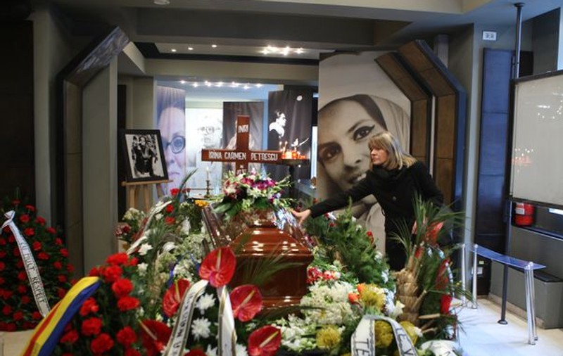 Trupul Irinei Petrescu, depus la Teatrul Bulandra! Zeci de persoane i-au adus un ultim omagiu