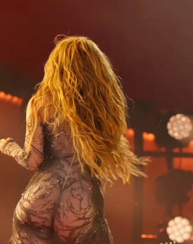 Shakira, într-o salopetă mulată și transparentă pe scenă. S-a întors cu spatele și s-a văzut tot