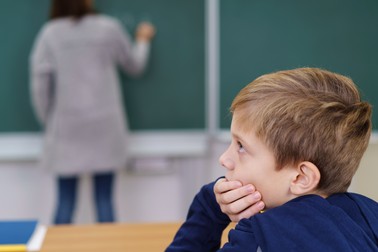 Elevii români învață după o curriculă învechită de zeci de ani. Școala românească pune accent pe memorare, în timp ce alte sisteme de educație sunt orientate către tot ce înseamnă practic Foto: Shutterstock