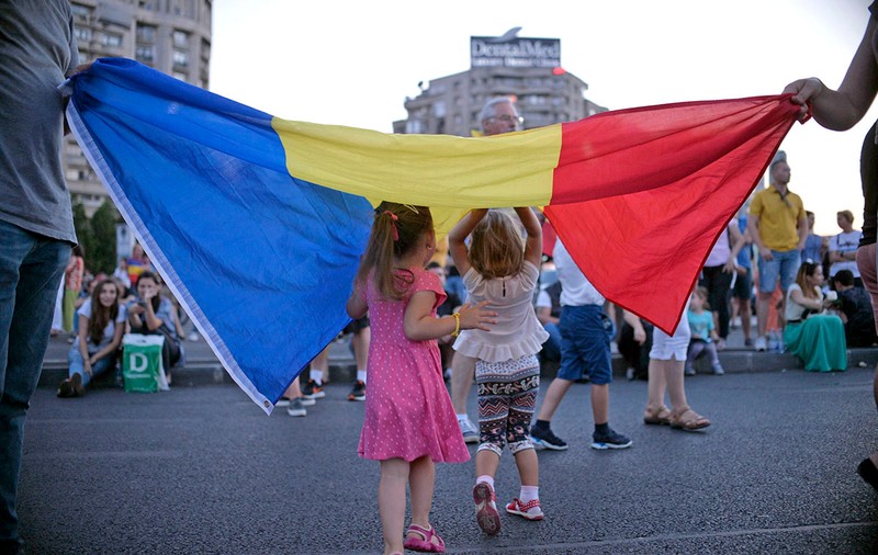 Aproape o jumătate de milion de copii români sub 14 ani cresc în afara României, în UE. Diaspora a trimis acasă în 2018 echivalentul bugetului Apărării!