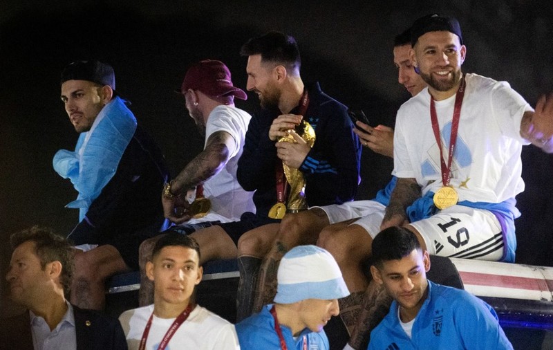 Messi, aproape să fie dărâmat din autocarul care a defilat prin Buenos Aires la revenirea echipei în Argentina. Paredes a rămas fără șapcă