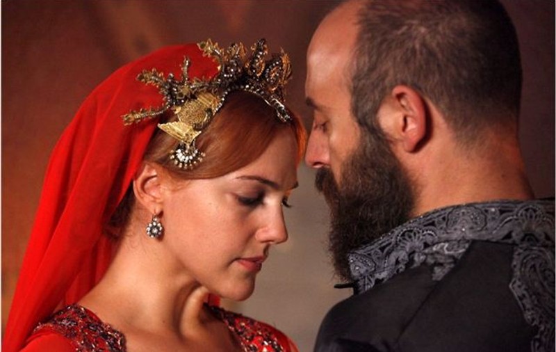 Hurrem şi Suleyman, trăiesc o poveste de dragoste şi ÎN REALITATE? Vezi la ce METODĂ a recurs soţia actorului pentru a-l păstra!