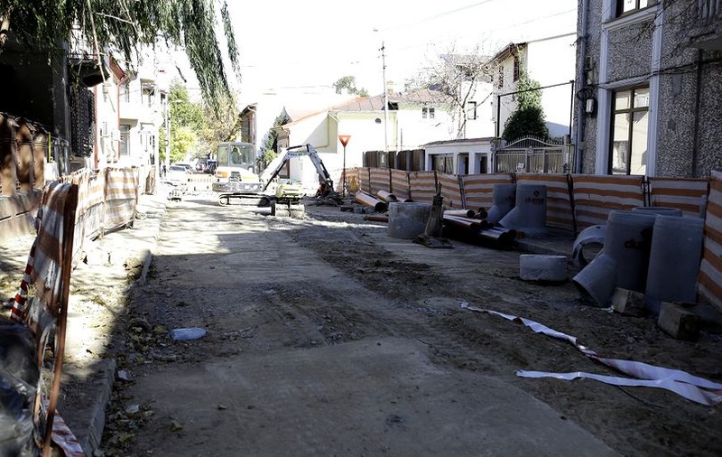 Satul unde oamenii preferă WC-ul din fundul curții, deși au canalizarea la poartă. "Noi suntem bătrâni"