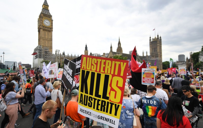 Proteste față de măsurile de austeritate în Londra. Miniștrii britanici fac presiuni asupra premierului Theresa May
