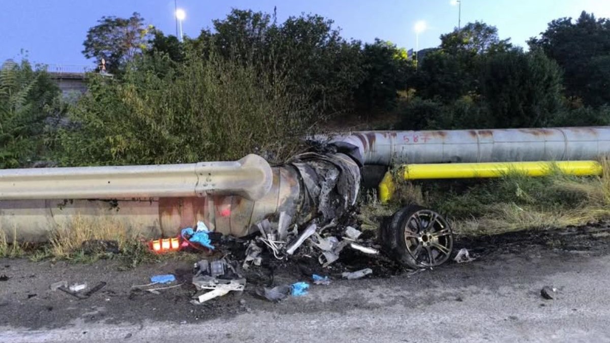 In imagine resturile unui autoturism care a ars lang[ tevi de termoficare, in spate se observă tufișuri verzi