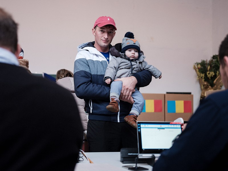 Un român a venit la vot împreună cu fiul său