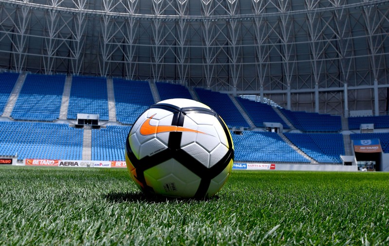 Intervenția salvatoare a unui fotbalist de 19 ani din Italia, după ce o arbitră s-a prăbușit pe teren