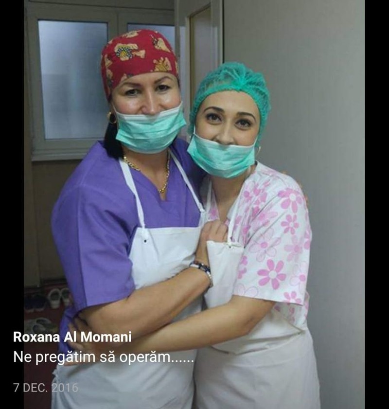 Împreună o colegă care titra pe Facebook "Ne pregătim să operăm" în 2016