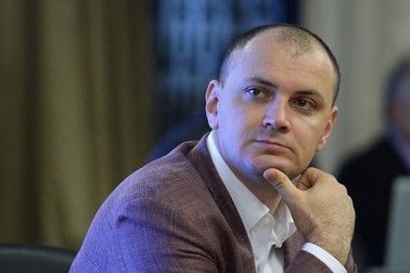 Deputatul PSD Sebastian Ghita participa la audierile reprezentantilor SRI, la Palatul Parlamentului, in Bucuresti, marti, 24 iunie 2014. Conducerea SRI este audiată de căre Comisia parlamentară de control al activitatii SRI, care doreste să afle în ce măsură presedintele Traian Băsescu a fost informat de serviciu în legătură cu implicarea fratelui său în scandalul de trafic de influenta cu membrii. OCTAV GANEA / MEDIAFAX FOTO