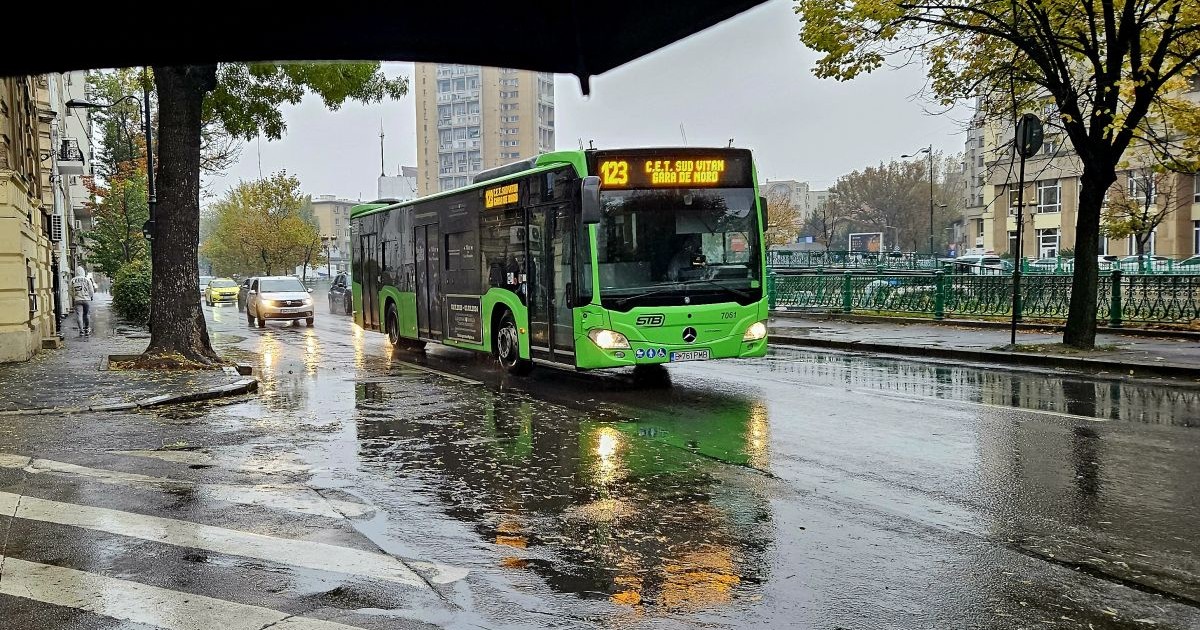 Un autobuz circulă pe Splaiul Independentei din Bucuresti 23 noiembrie 2023.