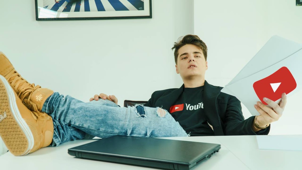 Selly este cel mai cunoscut vlogger din România iar de curând a ajuns la cifra de 2 milioane de urmăritori pe youtube. Andrei Șelaru este numele din buletin