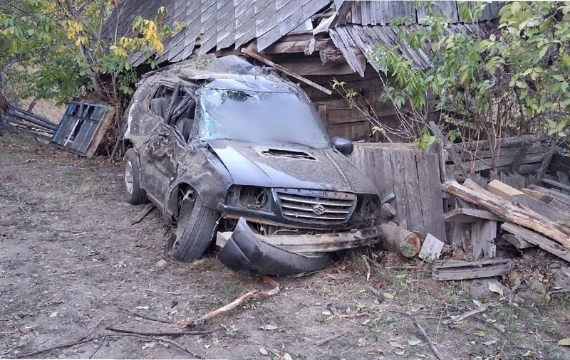 Mașină neagrp distrusă după ce a căzutîntr-o râpă de 50 de metri - accident-marisel-cluj-1-octombrie-2026