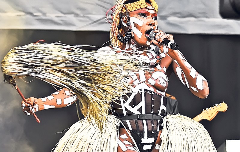 Cu sânii dezgoliți, la 67 de ani! Show-ul lui Grace Jones i-a băgat pe englezi în boală