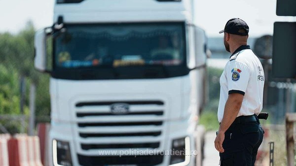 Inspectorii de la Vama Isaccea au confiscat aproape 1.300 de perechi de încălțăminte de marcă suspectate că sunt contrafăcute, în valoare de 4,9 milioane de lei, aflate într-un camion spre Odesa. Foto: Poliția de Frontieră Română