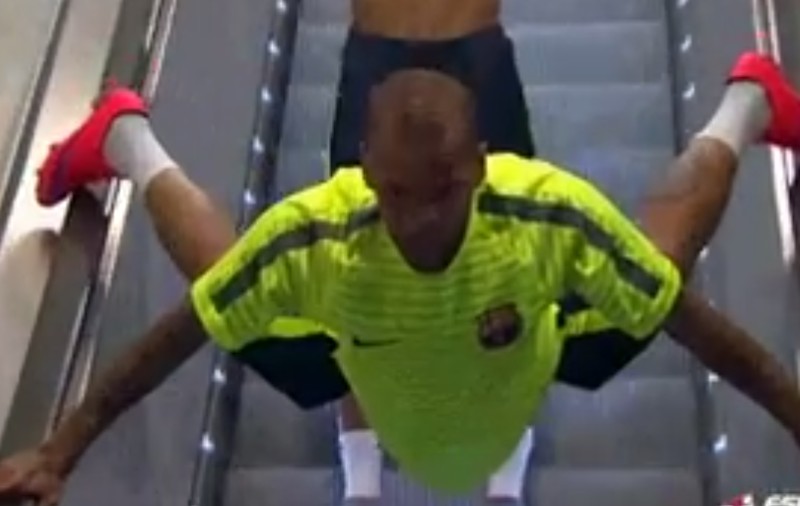 Dani Alves a făcut senzație la Berlin! Brazilianul s-a dat cu scara rulantă de la ”Olympiastadion”
