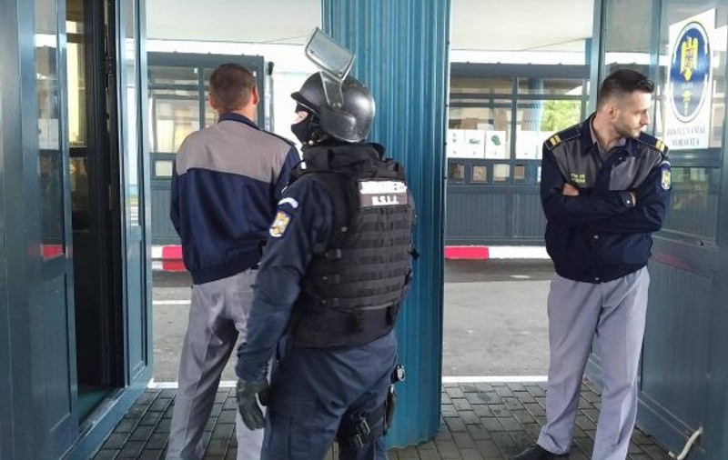 Toți cei 17 polițiști de frontieră de la Moravița propuși pentru arestare rămân după gratii